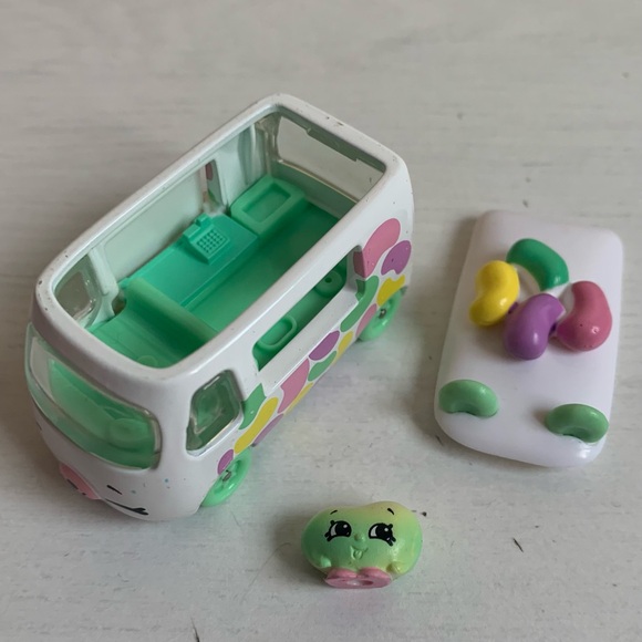 Shopkins Cutie Cars Cupcake Van and 12 Cars - Picture 7 of 16